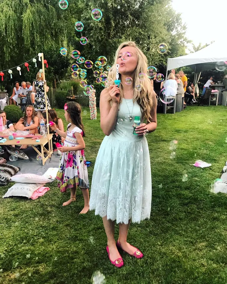 Gast op een tuinfeest in de feesttuin
