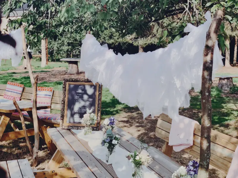 Picknicktafels onder witte doeken in de tuin