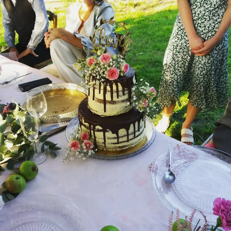Taart met bloemen op een feesttafel