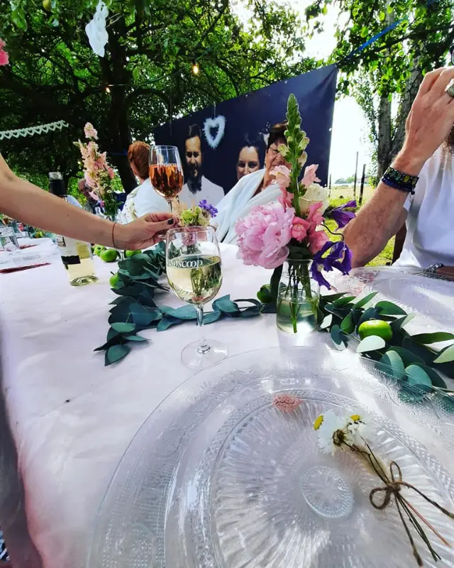 Feesttafel met bloemen en glazen