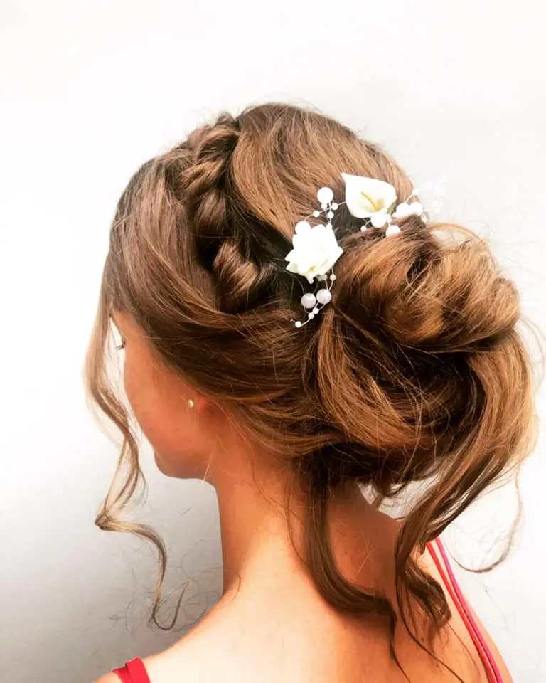Opgestoken kapsel met bloemen in het haar