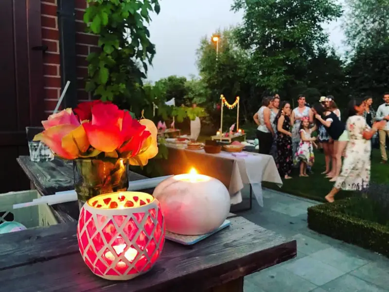 Tafel met kaarsjes en bloemen bij avond