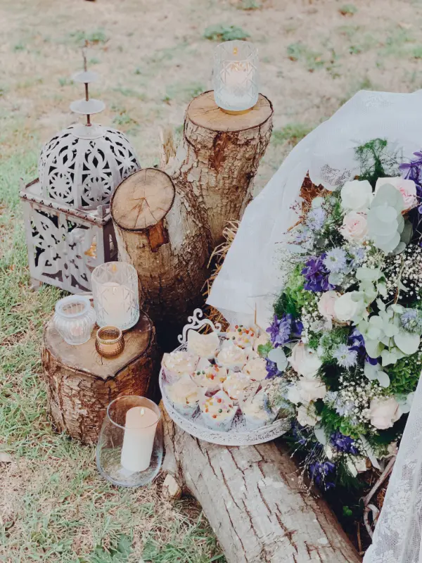 Decoratie met lantaarns, boomstammen en bloemen